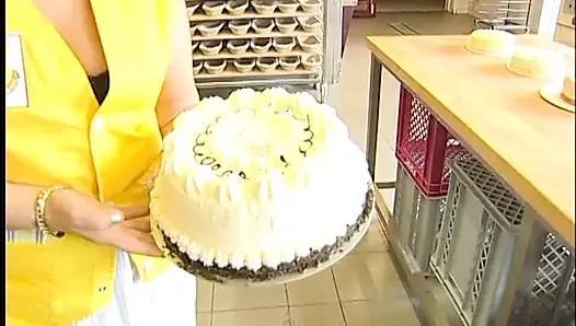Olgun sürtük ve genç lezbiyenler yemek kavgasında