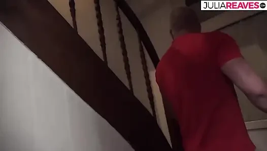 Oma stöhnt, als ein massiver schwanz ihre muschi zum abspritzen stößt