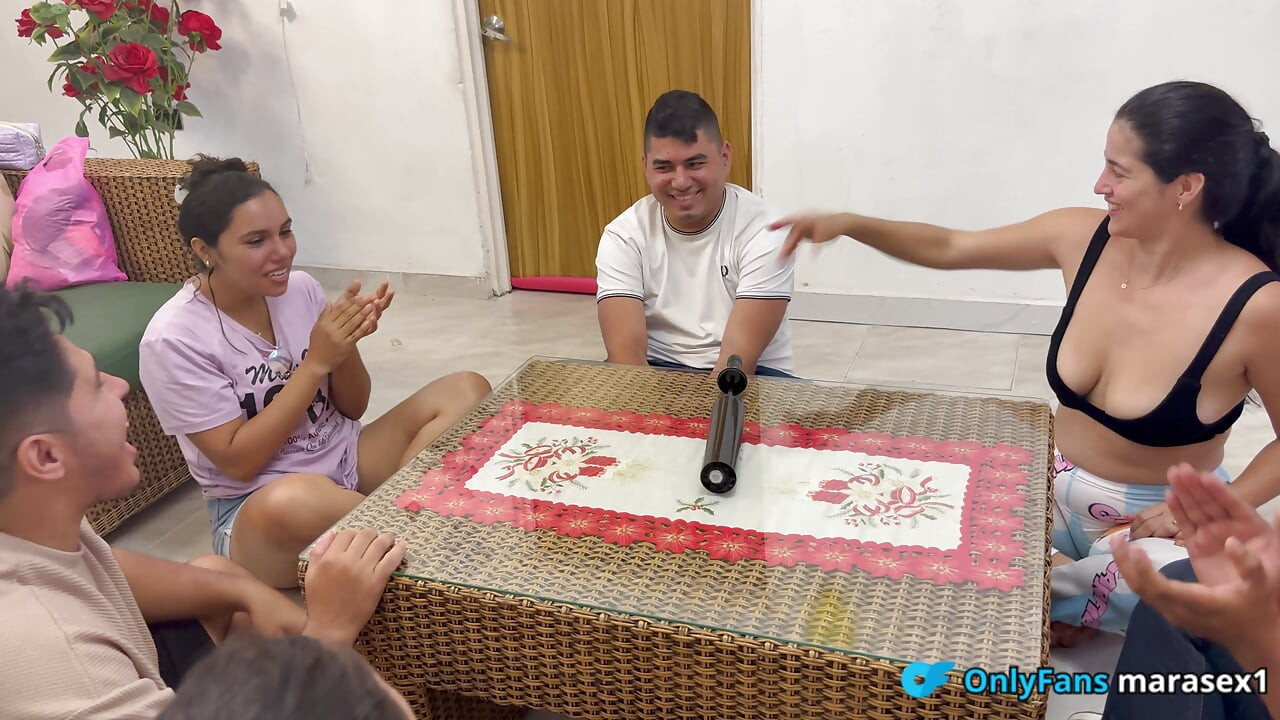 Sexy milf comemora divórcio com suas amigas gostosas fazendo uma festa de sexo em grupo