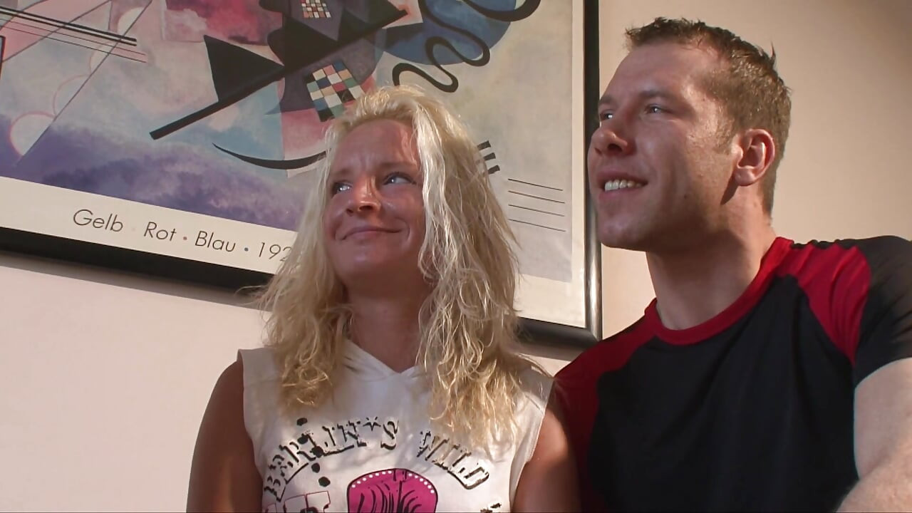 Plavokosa devojka puši kurac, a zatim ga jaše do svršavanja u usta