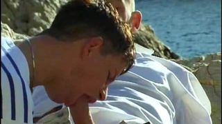 Aventura de sexo gay al aire libre de un joven seductor