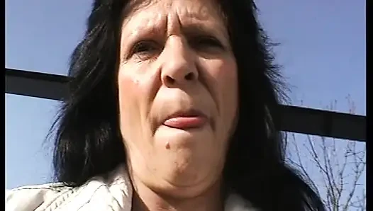 Tante girang Jerman jelek berambut gelap menikmati aksi solo