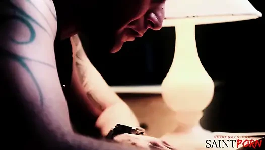 Penulis Erotika mencicipi nafsu gelap dan fantasi wanita cantik