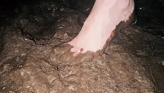 Tante seksi dengan kaki jenjang dientot habis-habisan sampai mengerang keenakan (muddy feet)