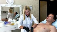 Rivelazioni della modella russa in webcam durante la depilazione completa