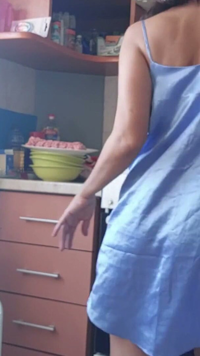 부엌에서 알몸으로 있는 섹시한 브루넷. 라티나 털보 보지, 큰 엉덩이, 큰 가슴, 큰 젖꼭지. | 클립 2