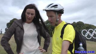 Britse rijpe vrouw in kousen pikt fietser op om te neuken