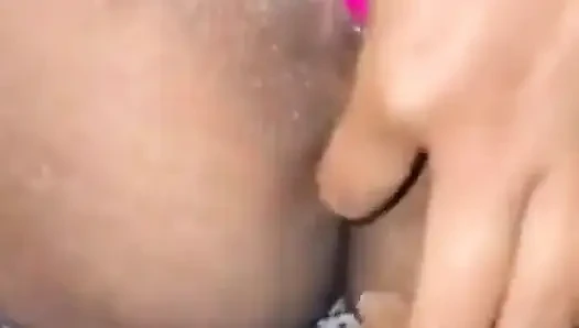 Фигуристая жена пальцами