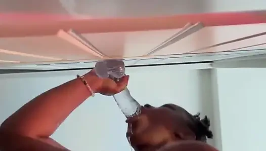 Zenci kadın dildo sakso çekiyor