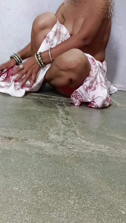 La hermosa hermanastra se quitó el sari sola en la habitación y el hermanastro vio en secreto a la hermana desnudándose