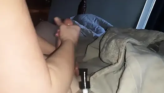 Ngocok kontol sambil main di ranjang