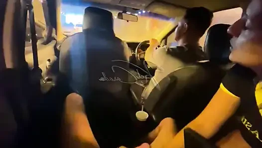 Hareket halindeki arabada amını verdi