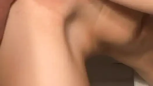 Esmer kadın erkek arkadaşının götünü sikmesine izin veriyor