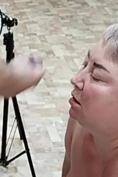 Mamă sexy s-a pierdut la cărți și îmi face o muie