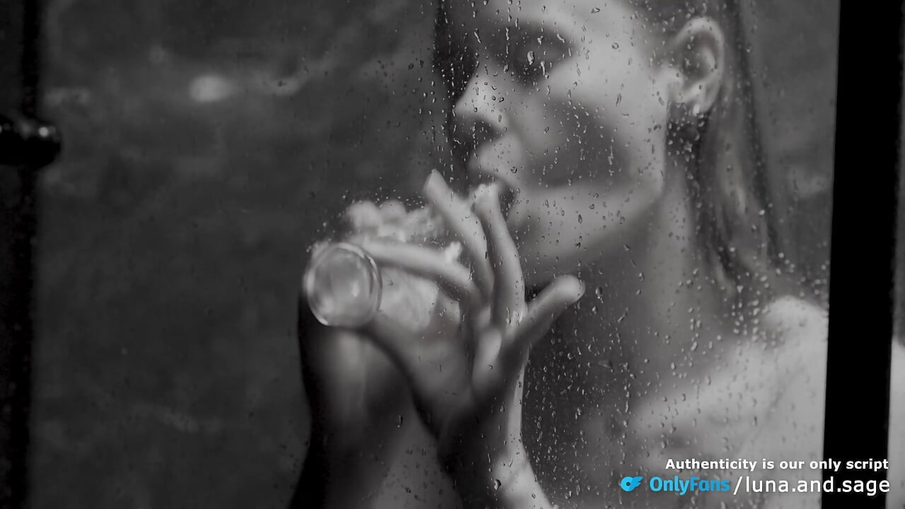 Dampfende dusche solo-szene (dildo & pOV) - echtes amateur-b &w artsy-tape