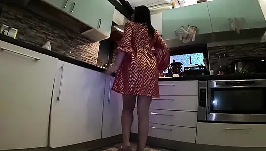 Sigara içen orta yaşlı seksi kadın büyük memeli fetişler. Kirli karışık derleme