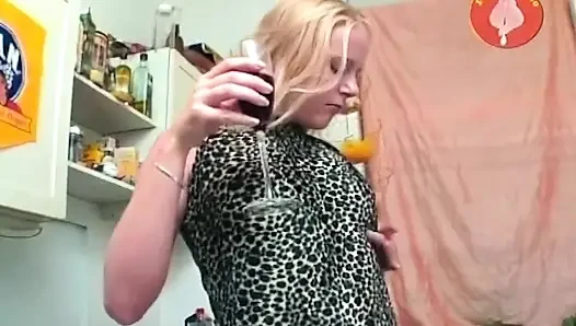 Sarışın amatör ıslak amcığını parmaklarken dildo emiyor