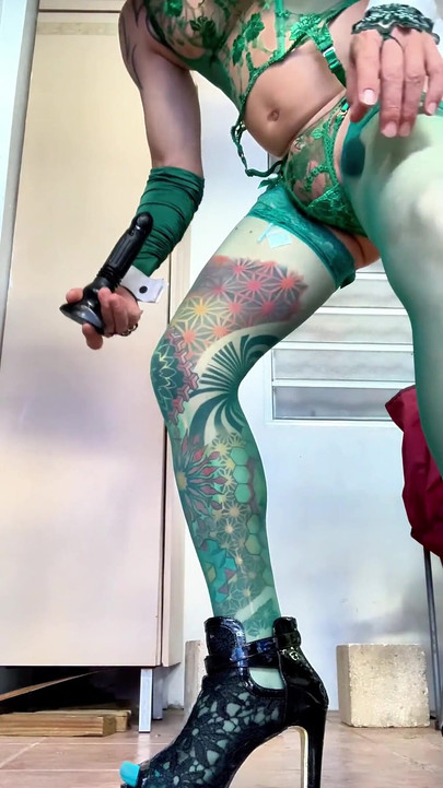 かわいいフェムボーイ、とてもセクシーなストッキングランジェリーがパンティを見せる