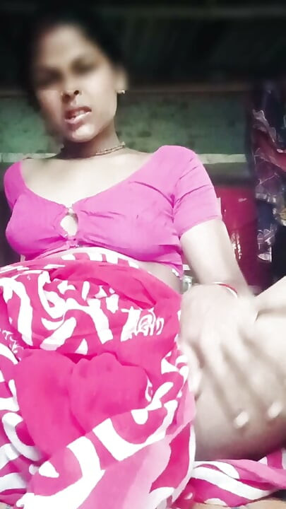 Indiyan gaanv ki bivi apni krimi choot men dildo daalakar chod rahi hai