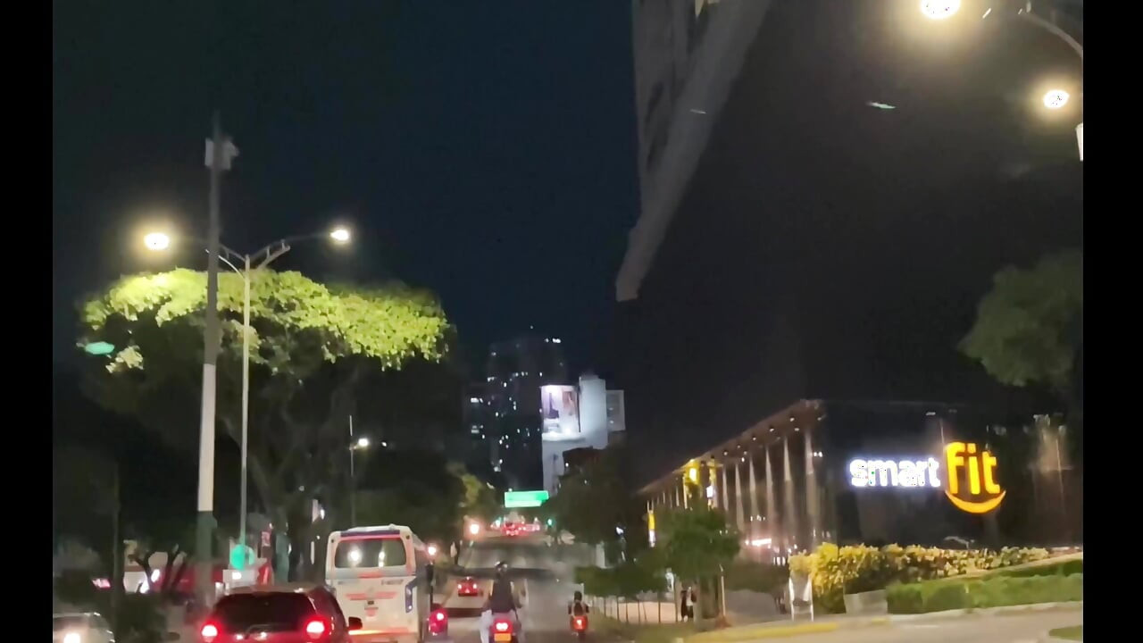 صديق مشدود يأخذني على دراجته النارية لملء مؤخرته بالحليب