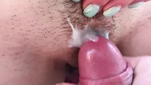 Kontolku menggosok klitorisnya sampai muncrat. close-up