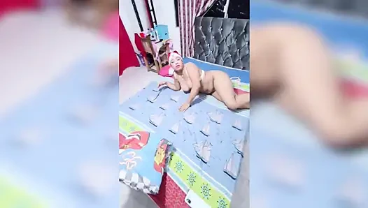 Горячий отчим находит свой рождественский подарок, он трахает свою молодую падчерицу