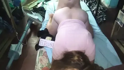 Мы трахаем в четверых с матрасом на полу, сломанным зеркалом, упавшим вентилятором и штативом