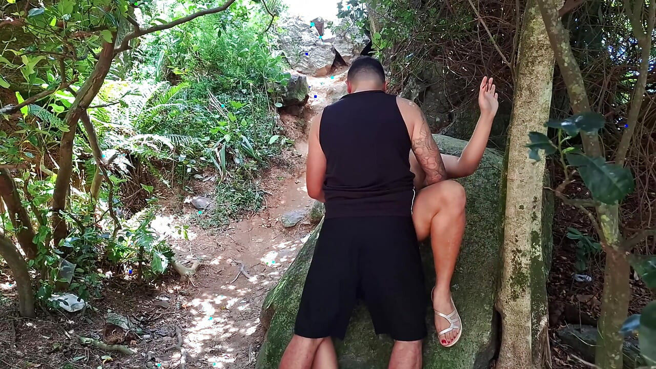 Ejaculare înăuntru pe Pizda Mare Prieten la plajă - sex în trei în aer liber