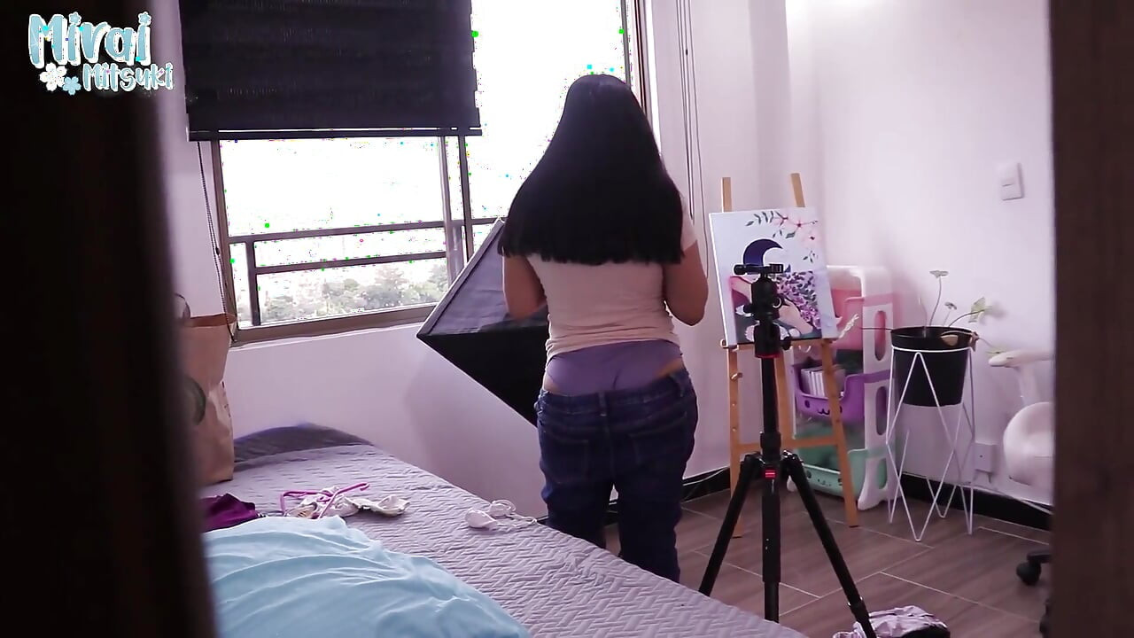 パンティが覗いている間に掃除をしている