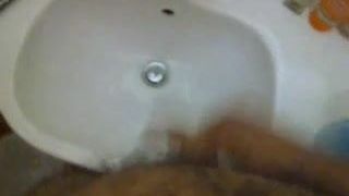 Ich wichse vor selbstgedrehtem Video im Badezimmer des Hotels