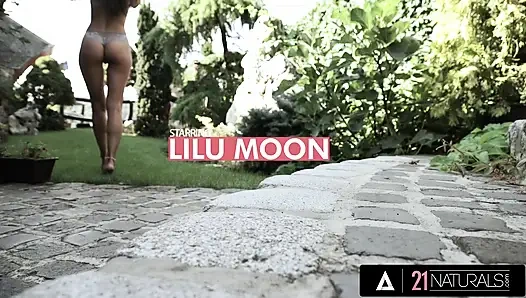 21 naturals - lilu moon memijat kaki mungilnya sebelum dientot habis-habisan