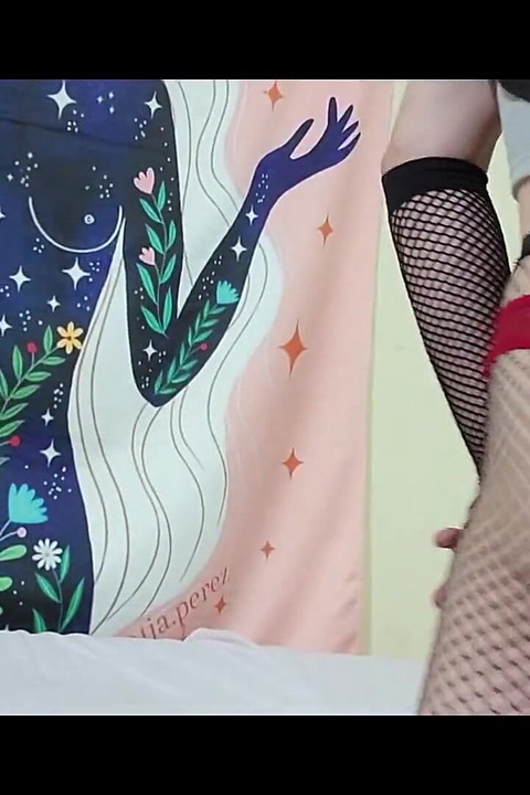 Femboy jebe njegovu razjapljenu seksi guzicu s ogromnim cucamberom
