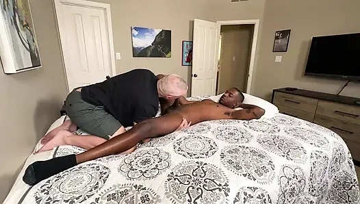 Жена заходит на мужа, сосет большой черный член