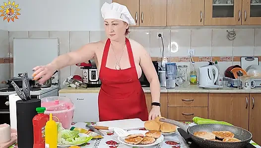 За кулисами: поедание бургеров голышом на моей кухне