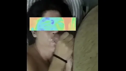Esmer evli kadın yarak emiyor, ağzına boşalana kadar mastürbasyon yapıyor