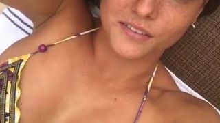 Jade Chynoweth ligt in bikini, selfie