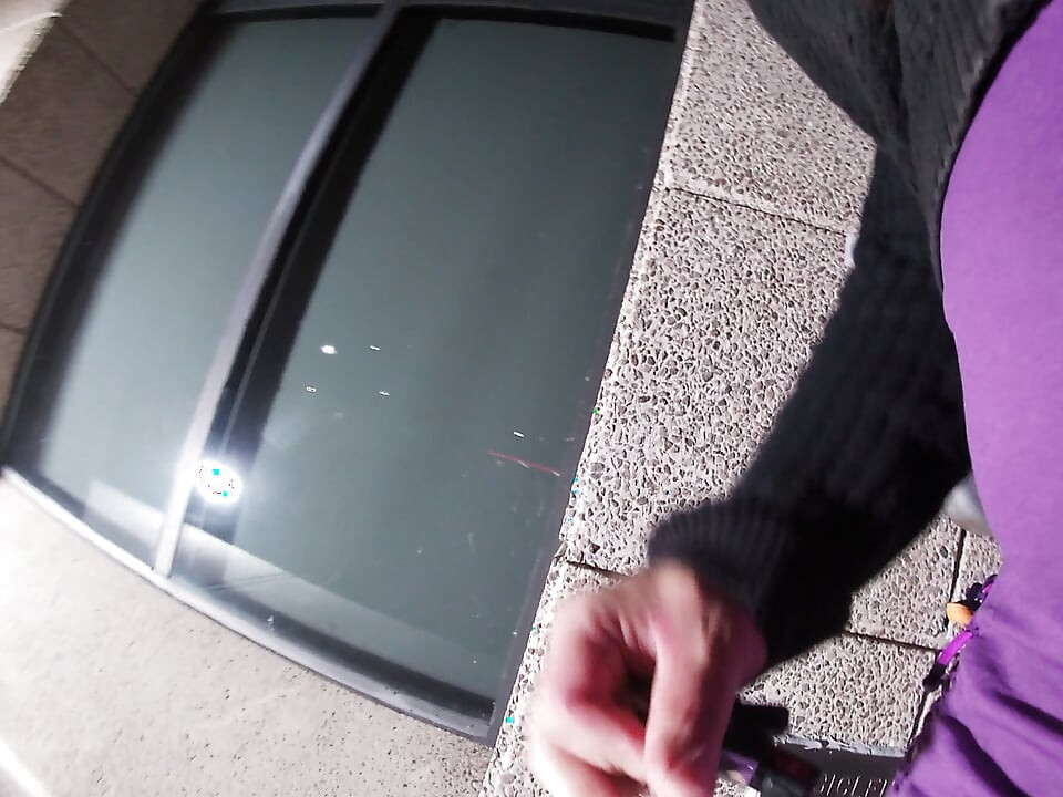 Dirty Sissy CD mature allait dehors la nuit pour un super orgasme public.