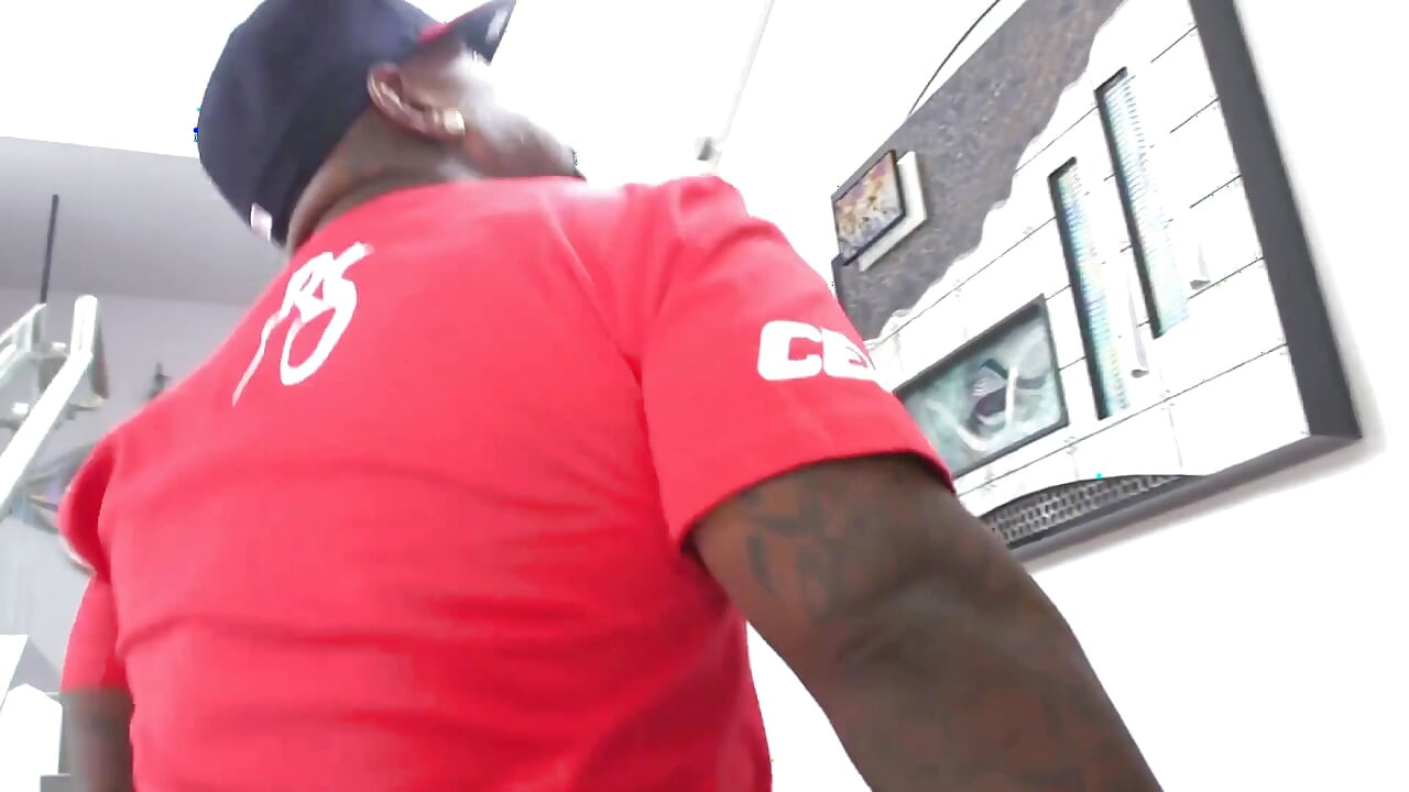 Schöne schwarze frau bekommt riesigen schwanz in ihre muschi