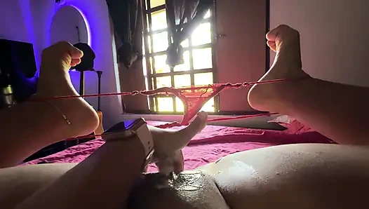 Çiftlik işçileri her zaman nerede olduğumu görmek için yanından geçerler, böylece ıslak vajinamı görebilsinler