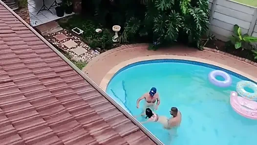 Memergoki tetanggaku bersetubuh saat terbang dengan droneku