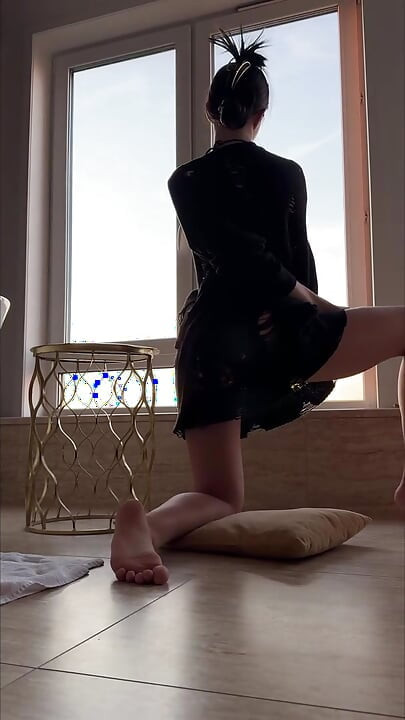Teasing yoga superb în chiloți roșii fund