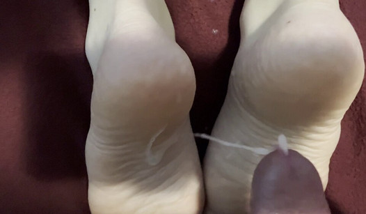 Super éjaculation sur mes pieds et FOOTJOB INVERSER incluant un massage sensuel