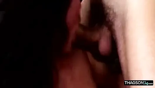 Geile MILF weit gedehnt von pulsierendem schwanz und tropfendem spielzeug