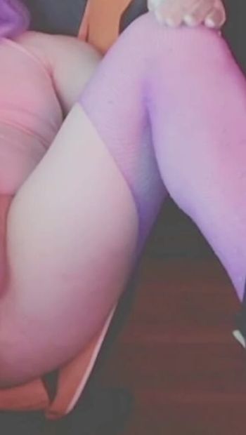 Une tapette trans aux cheveux violets a très envie du lait de papa