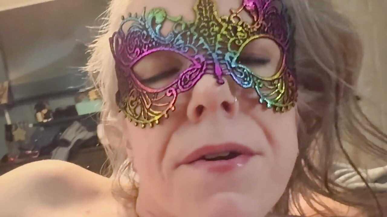 Caseiro milf orgasmos enquanto dá boquete