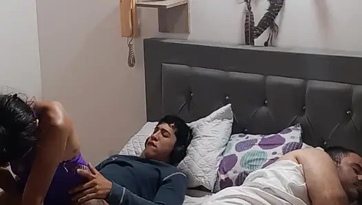 Я трахаю друга моего бойфренда и прошу его проникнуть в меня