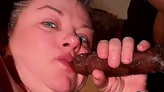 Ублажает большой черный член