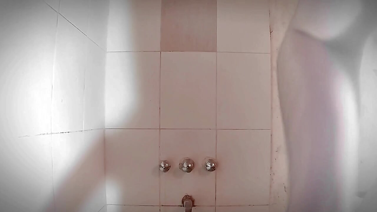 सेक्सी नंबर वन शॉवर में हस्तमैथुन कर रही है