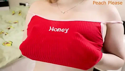 Üvey kız kardeşinin büyük doğal mükemmel göğüsleri güzelce dölle kaplıydı!