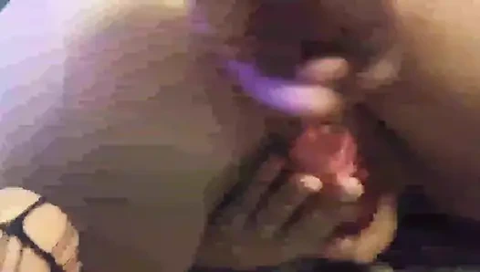 Addy Haze parmakla domaltarak sikiliyor